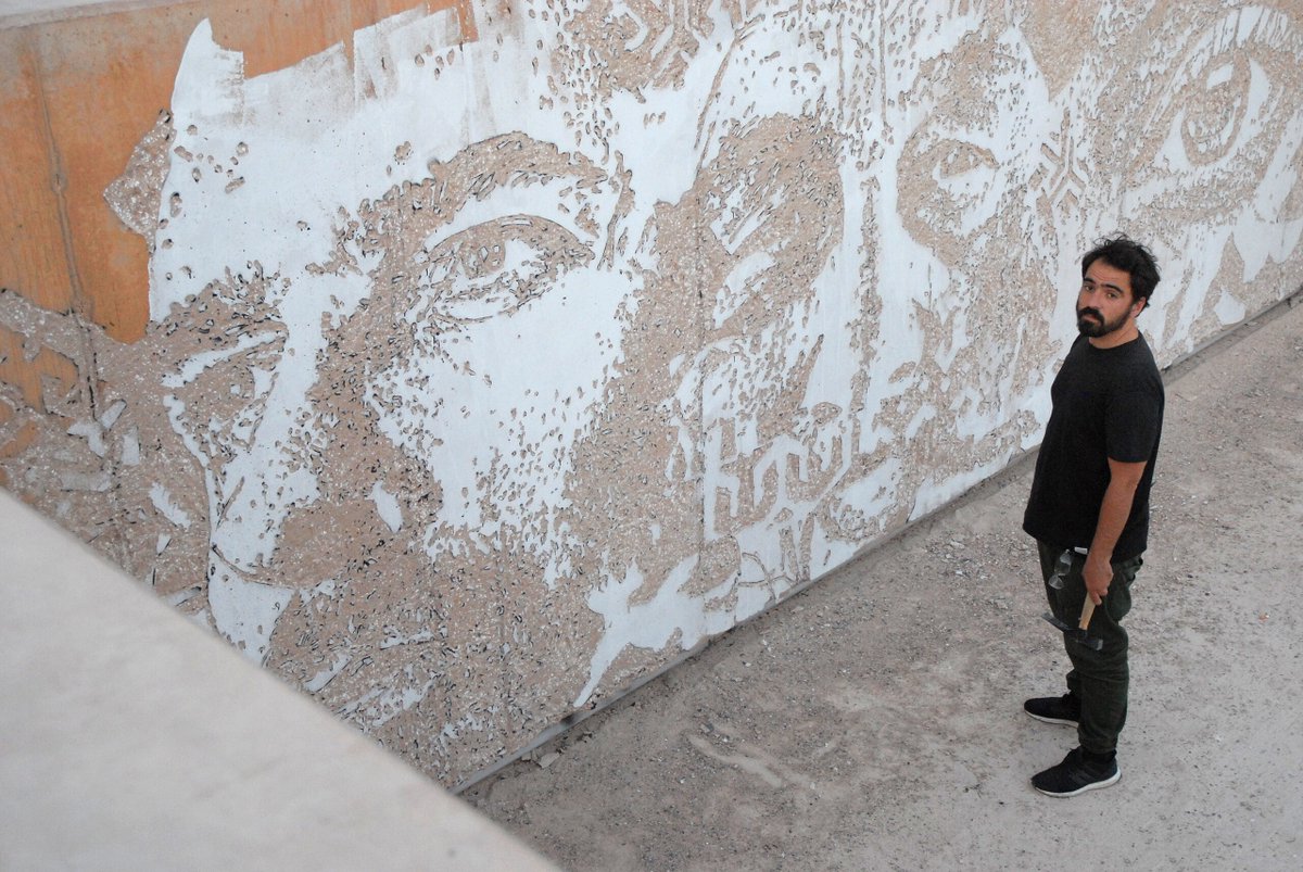 🔨Vhils. Lo «scratching the surface»

La tecnica dello street artist portoghese è l'incisione di muri, da cui emergono le immagini pensate dall’artista. Nella sua opera esiste una forte tensione tra distruzione e creazione. La parete non è solo una tela sulla quale dipingere, ma
