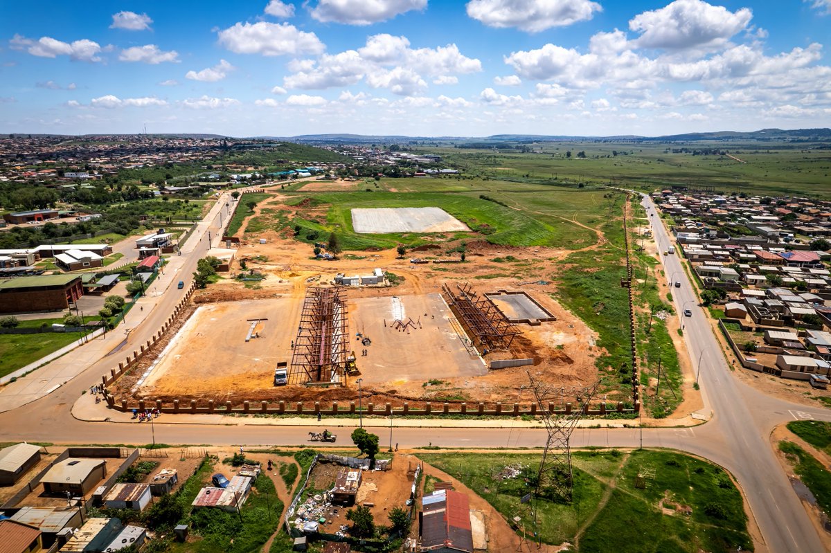 JDA_joburg's tweet image. 🏗️ #SpatialTransformation | The Chris Hani Sports Complex in Orange Farm is taking shape as a hub for sporting excellence, talent development, and community empowerment! ⚽🏀🏋️

🚧 Construction is now 65% complete, with key milestones reached:

✅ Soccer Field – 90%
✅ Grandstand…