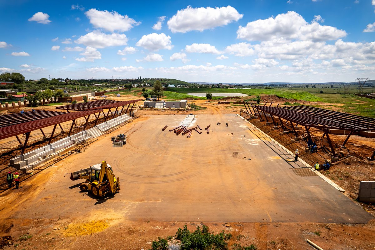 JDA_joburg's tweet image. 🏗️ #SpatialTransformation | The Chris Hani Sports Complex in Orange Farm is taking shape as a hub for sporting excellence, talent development, and community empowerment! ⚽🏀🏋️

🚧 Construction is now 65% complete, with key milestones reached:

✅ Soccer Field – 90%
✅ Grandstand…