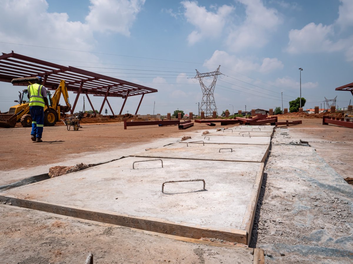 JDA_joburg's tweet image. 🏗️ #SpatialTransformation | The Chris Hani Sports Complex in Orange Farm is taking shape as a hub for sporting excellence, talent development, and community empowerment! ⚽🏀🏋️

🚧 Construction is now 65% complete, with key milestones reached:

✅ Soccer Field – 90%
✅ Grandstand…