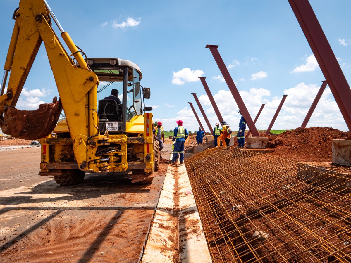 JDA_joburg's tweet image. 🏗️ #SpatialTransformation | The Chris Hani Sports Complex in Orange Farm is taking shape as a hub for sporting excellence, talent development, and community empowerment! ⚽🏀🏋️

🚧 Construction is now 65% complete, with key milestones reached:

✅ Soccer Field – 90%
✅ Grandstand…