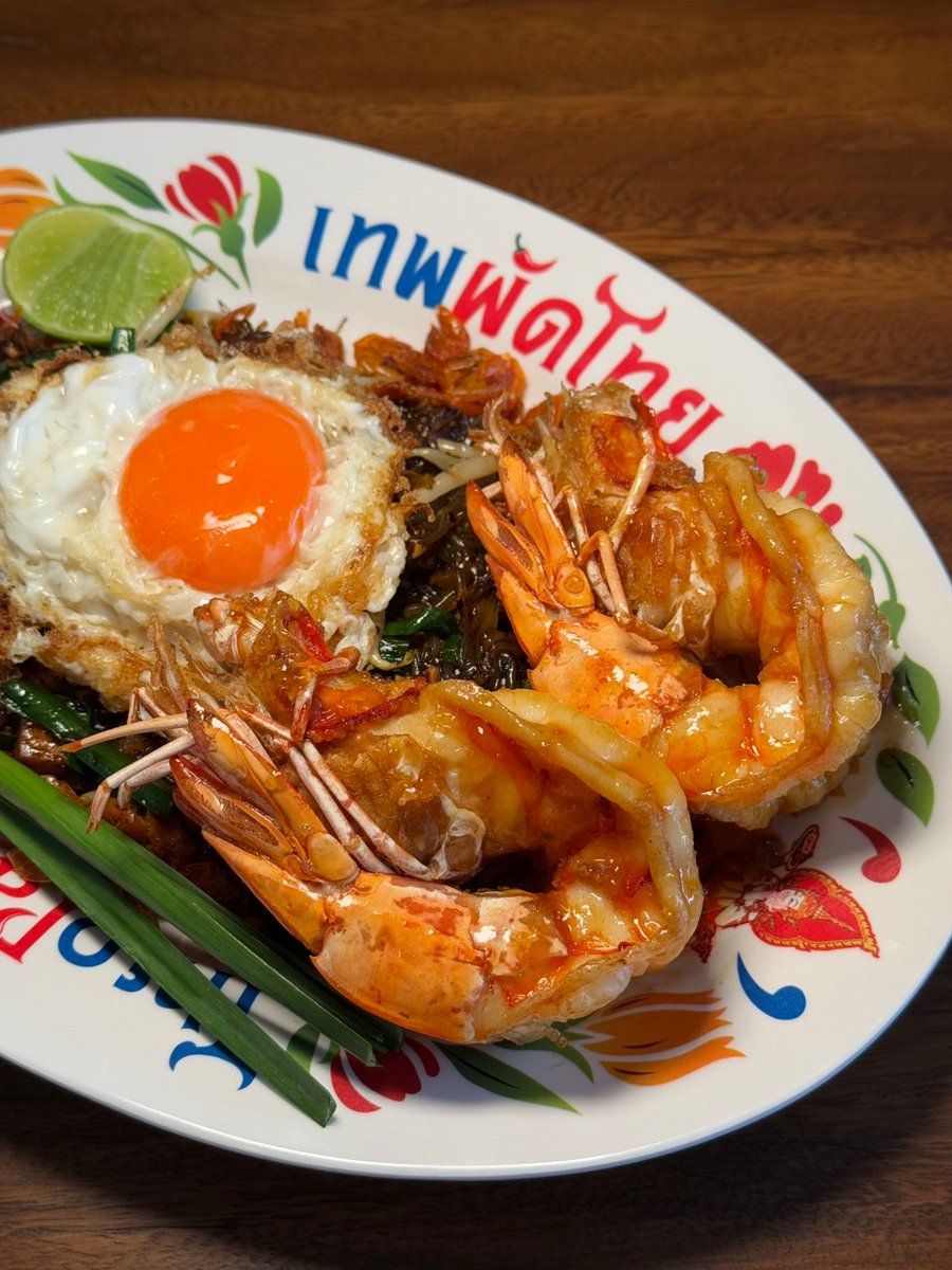 ／
ニューオープン✨
#パッタイ 専門店「テープ・パッタイ」
📍バンコク・スクンビット28
＼

大人気 #タイ料理 の１つ✨
ド直球の美味しさと刺激的な辛さを追い求めたパッタイ🙌😉目玉焼きを追加トッピングするとよりまろやかに🎉

懐かしさ溢れるなお皿も映えます📷

⏬詳細
x.gd/1Amvb