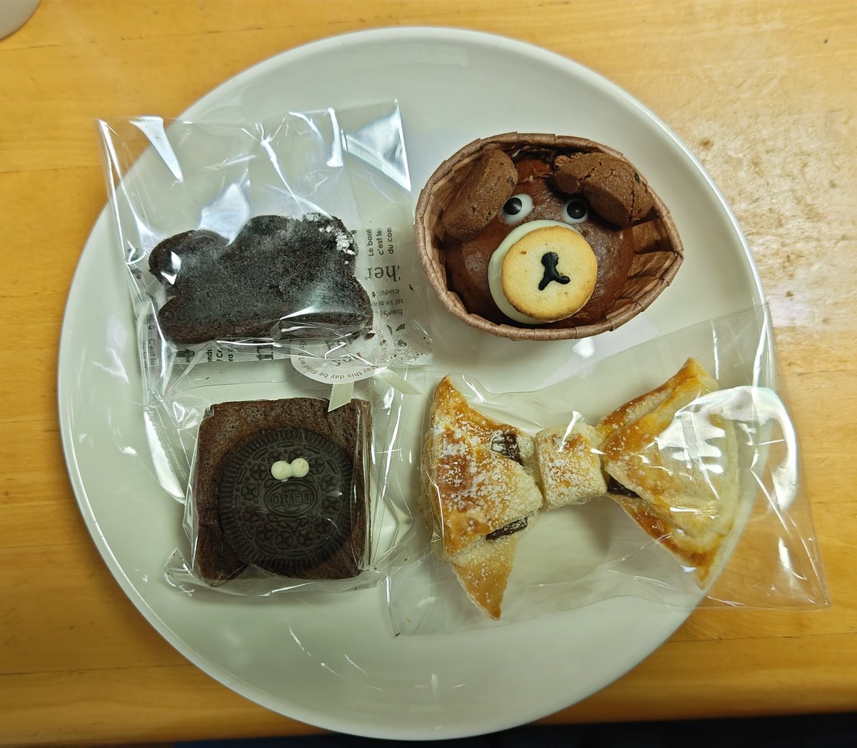 simonagachan's tweet photo. JKが学校でもらってきた、バレンタインチョコ😁
みんな手作りみたい😍⤴️⤴️
いいな🎵１個欲しいな✨ https://t.co/1JWrTODgXY