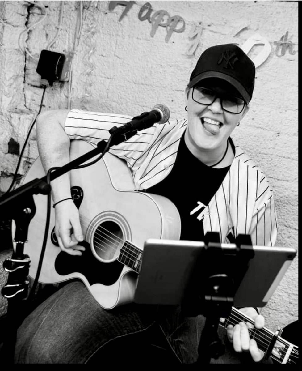 IITS A FOX 🦊 VALENTINE 💘 WEEKEND. ❤️❤️❤️ I can smell the LOVE already 💋❤️

Tonight 
SOPHIE -OKE. 🎤 🎵 

Saturday 
Singer EMMA 
Plus 
New to The Fox DJ LEWIS 🎶 
plus  the KINKY MONKEY STALL from 4pm 🦊