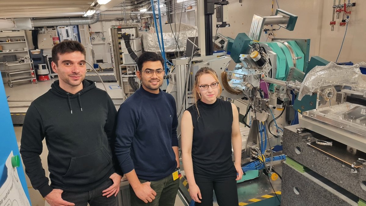 Katarzyna; Physics (@physicswolves) on Twitter photo Now that my MSc Physics thesis is submitted, I can express my happiness having a chance to join Marios Hadjimichael's (further left) group. The work is based around the growth of thin films, and characterising their properties. Below, is my first trip to synchrotron at <a href="/SoM_esrf/">StructureOfMaterials</a> Now that my MSc Physics thesis is submitted, I can express my happiness having a chance to join Marios Hadjimichael's (further left) group. The work is based around the growth of thin films, and characterising their properties. Below, is my first trip to synchrotron at <a href="/SoM_esrf/">StructureOfMaterials</a>