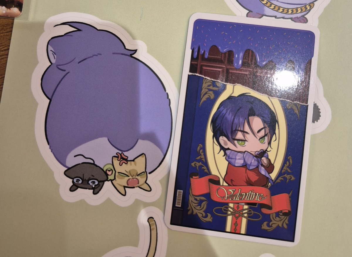 그니까 사이즈 안보고 뽑아서 스티커 하나가 포카만하다고요?
네!