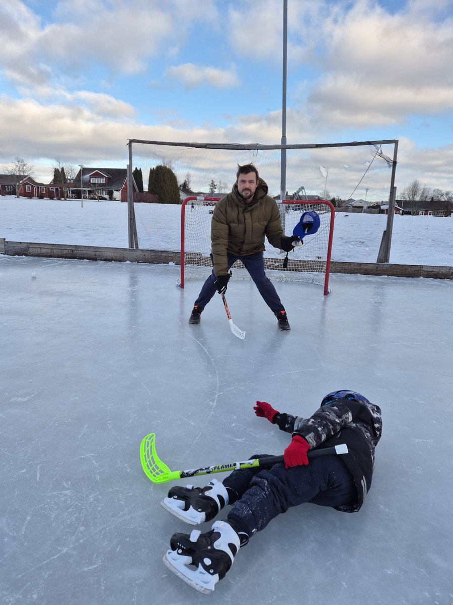 Defender is covering a low shot, I need to keep standing (stance 49-ish) anticipating a high shot or a possible deflection😎🥅