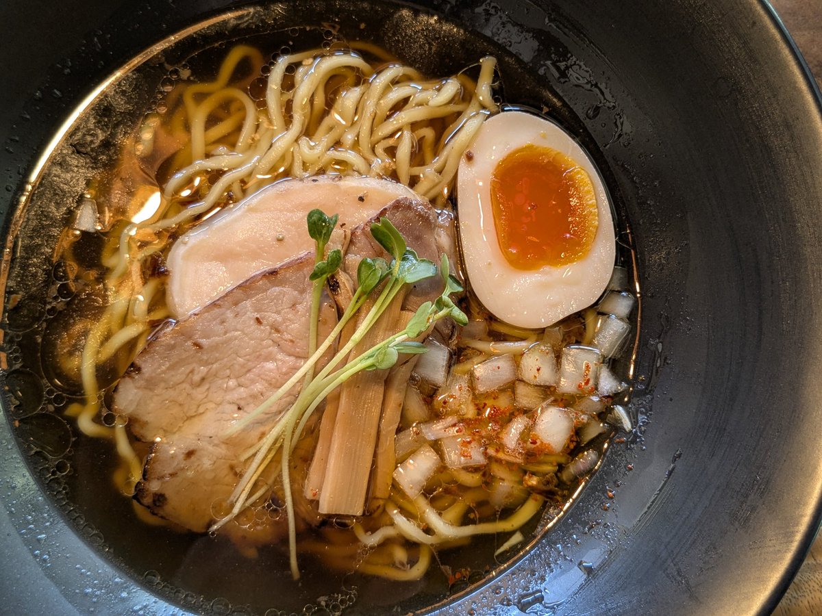 Pp1Zf1's tweet image. 今日のランチ🍜
オープンしたての頃に行った以来だから2年ぶりかな?
「糸島noodle lab. ITO DESSIN」
前に行った時は塩を食べた気がするから、今回は醤油で。
麺もスープも美味しかったけど、特にチャーシューが極うま😋
平日だけど、とても賑わっていたお店でした。
ご馳走様でした🙏