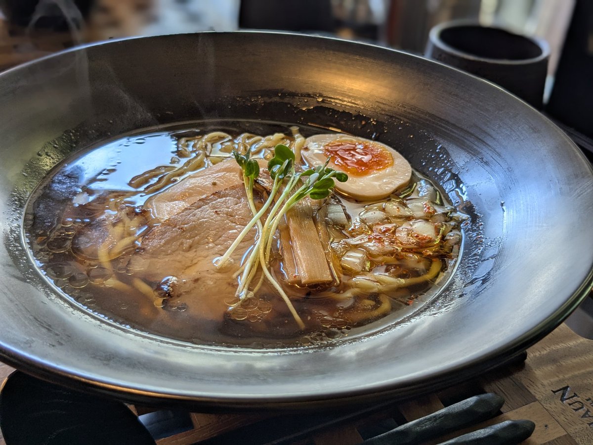 Pp1Zf1's tweet image. 今日のランチ🍜
オープンしたての頃に行った以来だから2年ぶりかな?
「糸島noodle lab. ITO DESSIN」
前に行った時は塩を食べた気がするから、今回は醤油で。
麺もスープも美味しかったけど、特にチャーシューが極うま😋
平日だけど、とても賑わっていたお店でした。
ご馳走様でした🙏
