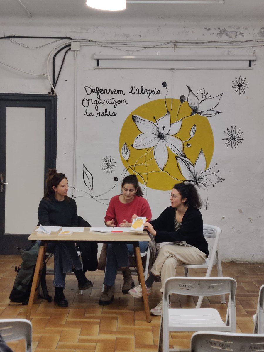 Ahir a l'@AteneuLaSequia vam gaudir de la presentació dels llibres de la <a href="/Tanyada_Ed/">Tanyada</a> sobre els aprenentatges del MST.
Moltes gràcies a la Miren, la Clara i la Sara per conduir la xerrada i a l'Ateneu per ser casa.
Treball de base i formació, la millor gimnasia per la revolució ✊🏼