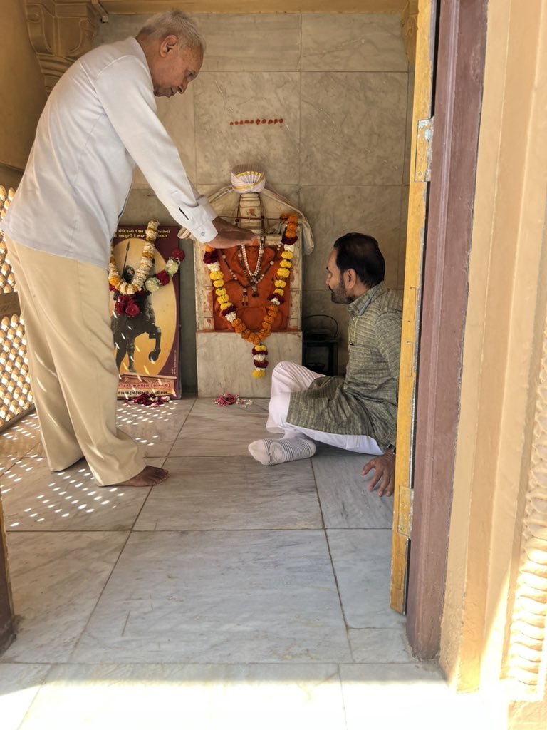 shaktisinhgohil's tweet photo. हमारे पूर्वज पूज्य श्री वीर हमीर जी गोहिल और उनके ख़ास साथी वीर वेगड़ा जी  की  सोमनाथ स्थित  मूर्तियो का नमन  / पूजन किया । जिन्होंने सोमनाथ मंदिर को बचाने के लिए लड़ाई लड़ी और अपने प्राणों की आहुति दे दी थी । 
સોમનાથ સ્થિત આપણા પૂર્વજ આદરણીય શ્રી વીર હમીરજી ગોહિલ અને તેમના ખાસ સાથી વીર વેગડાજીની પ્રતિમાઓને વ��દન/પૂજન કર્યું. જેમણે સોમનાથ મંદિરને બચાવવા માટે લડાઈ લડી પોતાના જીવનનું બલિદાન આપ્યું હતું.