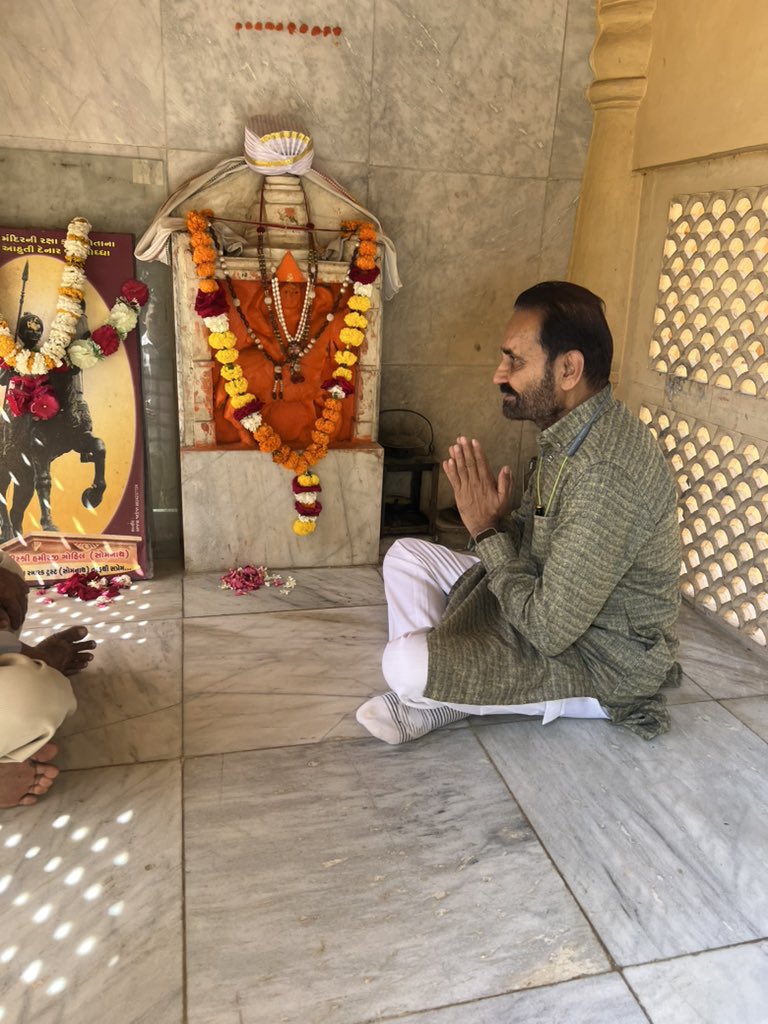 shaktisinhgohil's tweet photo. हमारे पूर्वज पूज्य श्री वीर हमीर जी गोहिल और उनके ख़ास साथी वीर वेगड़ा जी  की  सोमनाथ स्थित  मूर्तियो का नमन  / पूजन किया । जिन्होंने सोमनाथ मंदिर को बचाने के लिए लड़ाई लड़ी और अपने प्राणों की आहुति दे दी थी । 
સોમનાથ સ્થિત આપણા પૂર્વજ આદરણીય શ્રી વીર હમીરજી ગોહિલ અને તેમના ખાસ સાથી વીર વેગડાજીની પ્રતિમાઓને વ��દન/પૂજન કર્યું. જેમણે સોમનાથ મંદિરને બચાવવા માટે લડાઈ લડી પોતાના જીવનનું બલિદાન આપ્યું હતું.