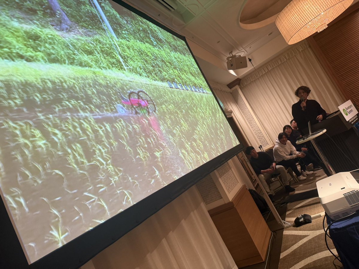 n0bisuke's tweet photo. ハタケホットケ　日吉さん

田んぼの雑草とるのが大変だったので水を濁らせて光合成させにくくて雑草生えにくくする機械を開発

 #devsumi #devsumid https://t.co/TDSpJLbNuJ