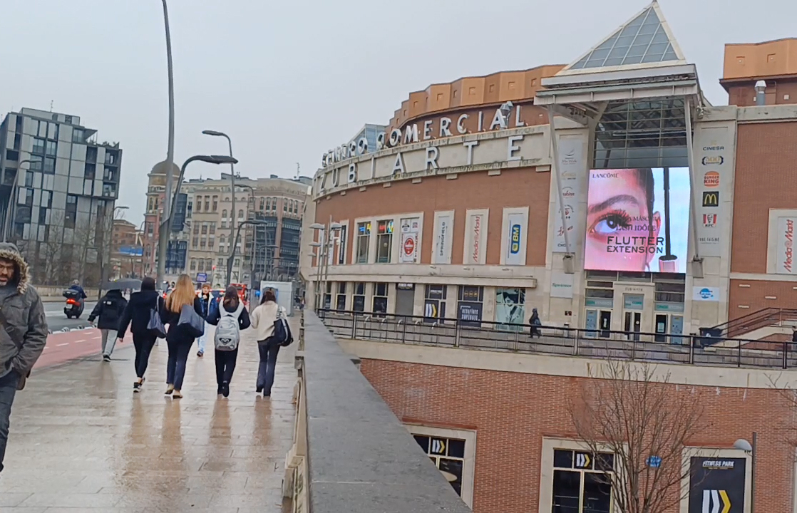 Deja que tus pestañas luzcan mas laaaaargas con la máscara de Lancome Lash Idôle Flutter Extension. Tus ojos van a verse más grandes que en las pantallas de nuestro Circuito Digital Skyled. 👁️ 👁️ 
#belleza #pestañas #máscara #publicidad #skyled #digital #ooh #SkyledBilbao
