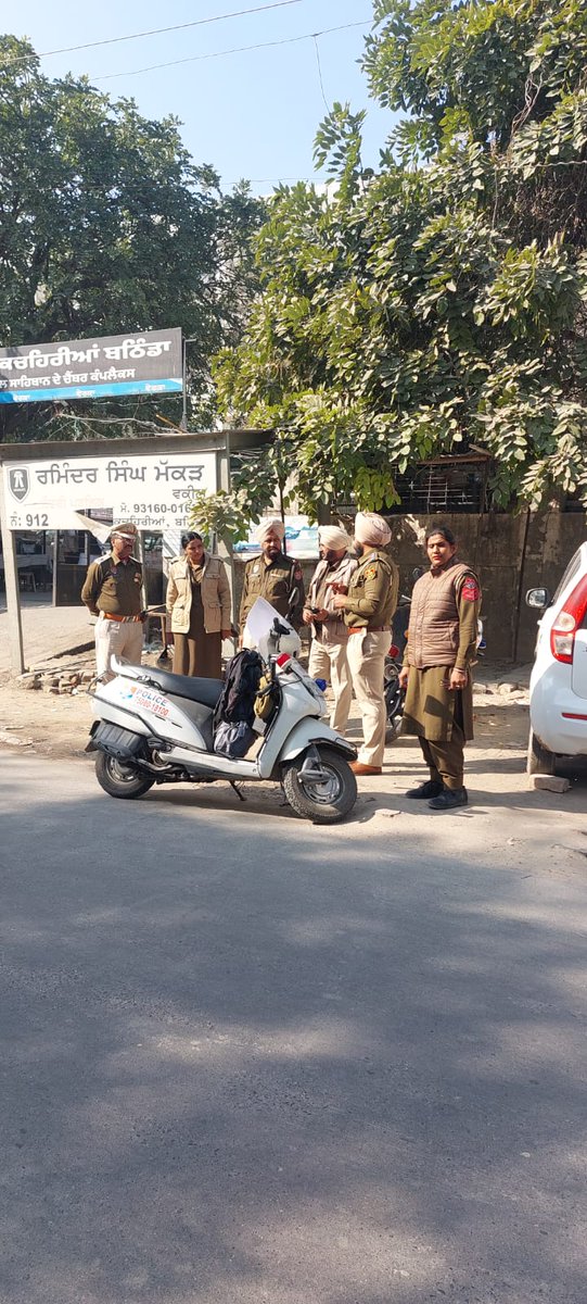BathindaPolice's tweet photo. The In-charge PCR gathered the PCR teams at various checkpoints and briefed them about their duties and responsibilities. This briefing was conducted to ensure law and order and strengthen public safety. #YourSafetyOurPriority #pcrteam #StayAlert #ServingYouAlways https://t.co/xWfliZCjEh