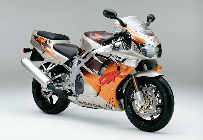 XuaKCSrm6mV4MmE's tweet image. 全然レッド🟥じゃなくて申し訳ありません(笑)

このSC28・1994YMは刺さりまくりでした😊

#CBR900RR #SC28