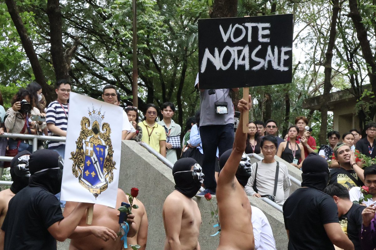 LOOK: Besides roses, members of the Alpha Phi Omega Fraternity brought ...