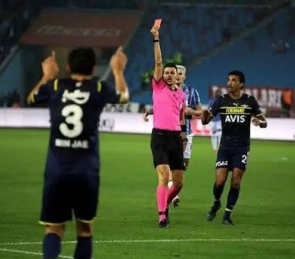 Fenerbahçe-Kasımpaşa maçına Ali Şansalan denen tetikçi atanmış. Trabzon’da Min Jae’yi haksız atan ve o günden sonra maçlarımıza verilmeyen hakem bugün en kritik virajda ne hakla veriliyor? Yabancı hakem şart bu lige şart.