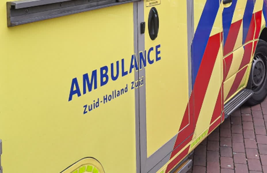 Bestuurder bedrijfsbusje (20) overleden na frontale botsing