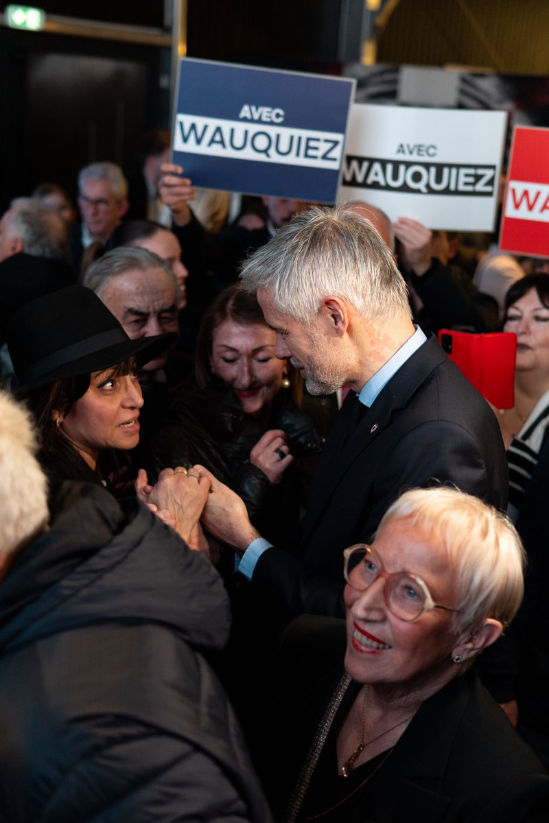 laurentwauquiez's tweet photo. Vous voir si nombreux à Valence hier soir me va droit au cœur. Je tiens à remercier mon ami @NDaragon pour son accueil et son soutien. Menons ensemble la plus belle des batailles : refonder la droite pour relever la France 🇫🇷 https://t.co/jvnSueV6f7