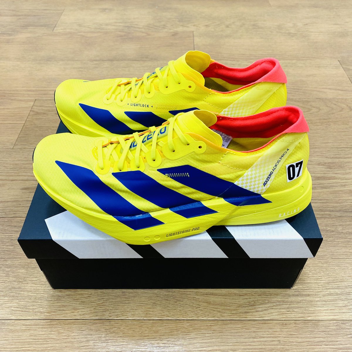 step_tsujido's tweet photo. 大好評発売中！！🔥

ADIZERO ADIOS PRO 4

本日18時時点ご案内可能サイズ
25.0cm・25.5cm・26.0cm・26.5cm
27.0cm・27.5cm・28.0cm

鮮やかなカラーで登場💨

吸い付くようなフィット感と
跳ね返りの強さが最高です🤩

ぜひお見逃し無く！

#adidas #adiospro4
#ステップスポーツ湘南辻堂店 https://t.co/0hfap0gRAq