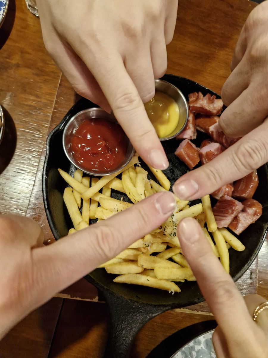 날씨도 풀려 외출하기 좋은 불금인 오늘 함께 하실 부커분 연락 기다려봅니다. 장소는 인천 송도이고 현재 저희포함 두팀 있어요. 함께 식사겸 술자리 후 레이디분들 의견에따라 진행예정입니다. 부담없이 디엠 주세요^^ #부커만남