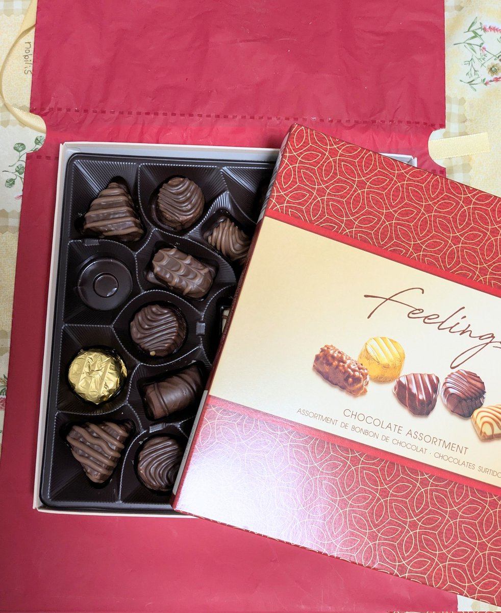 1週間お疲れ様でした😃

今日はバレンタインデーですね
お客様から、「息子さんに💞」とチョコを頂きました
息子はチョコあまり食べないので、ほぼ私のお腹におさまるかな😁
美味しくいただきます
息子はチョコもらってくるかな〜？たぶんゼロですね
良い週末をお迎えください
#企業公式
#腸活
#美腸