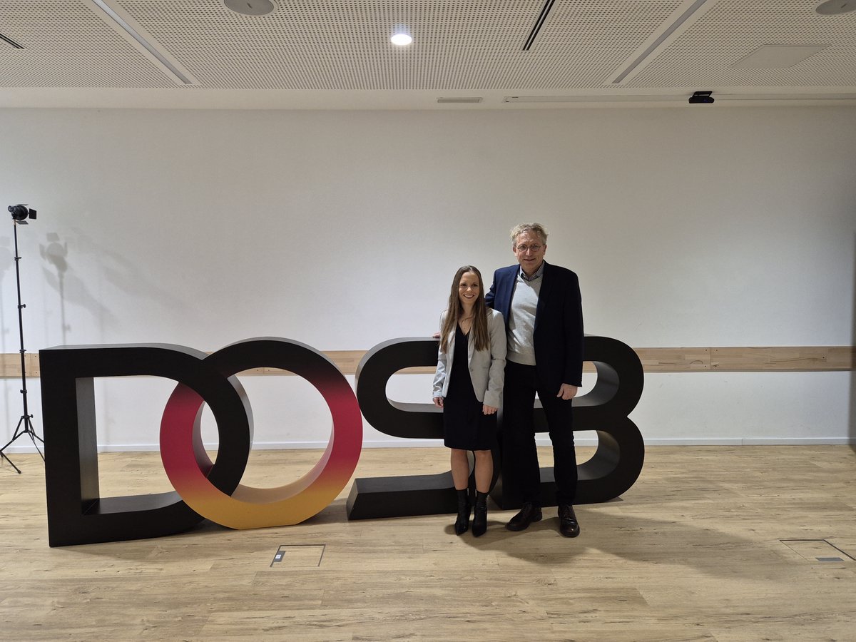 🏅Dr. Carina Nigg, unsere ehemalige Doktorandin, wurde mit dem <a href="/DOSB/">DOSB</a> Wissenschaftspreis für ihre Dissertation ausgezeichnet! Sie untersuchte die Rolle von Verstädterung und Grünflächen für die körperliche Aktivität von Kindern und Jugendlichen. Herzlichen Glückwunsch!#MoMo #Spowi