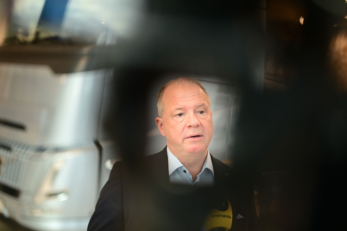 Klyftorna växer mellan de som styr och de som arbetar. Enligt en ny rapport från LO-ekonomerna har en vd för ett storbolag 71 gånger så hög lön än en industriarbetare. Det är högsta skillnaden någonsin. buff.ly/3EAIbod