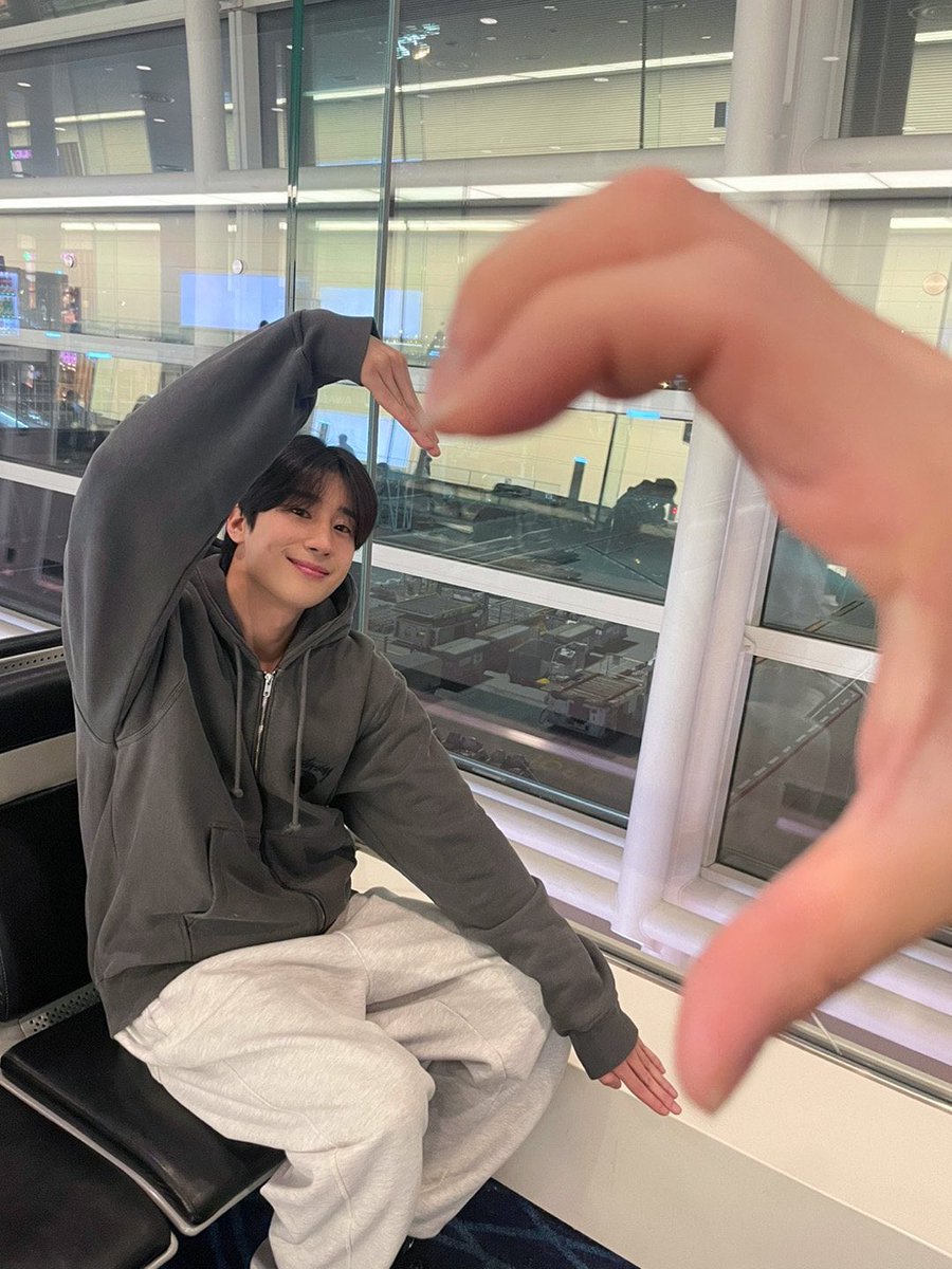 swoovely's tweet photo. happy valentine’s day from wooya 💗 https://t.co/DyXPMSxjRI