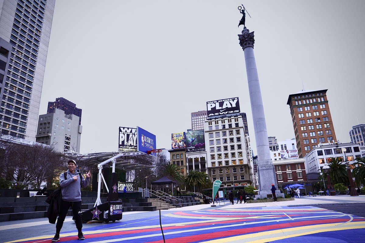 k2_superj's tweet photo. NBAオールスターinサンフランシスコ🇺🇸
2020のシカゴ以来になる
街中NBA⭐︎オールスターで染まって大盛り上がりスーパースターたちの圧巻のプレーは世界配信されるバスケット最高峰のイベント🇺🇸
JbasketのSNS最新情報をお送りしますね @jbasket_jp
#NBAAllStar
#NBAオールスター
#編集長J
#Jbas https://t.co/BjMz5GuKHg