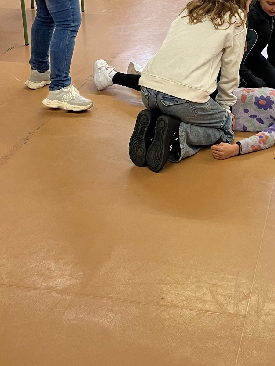 EscolaDuraniBas's tweet photo. TALLER 6è!
L’alumnat de 6è va realitzar una “petita formació” sobre reanimació cardiopulmonar (RCP). Van comptar amb la veu experta de l’Aida, mare d’una de les nostres companyes i sanitària. Moltes gràcies per venir a ajudar-nos! https://t.co/yfu7JDzYO3