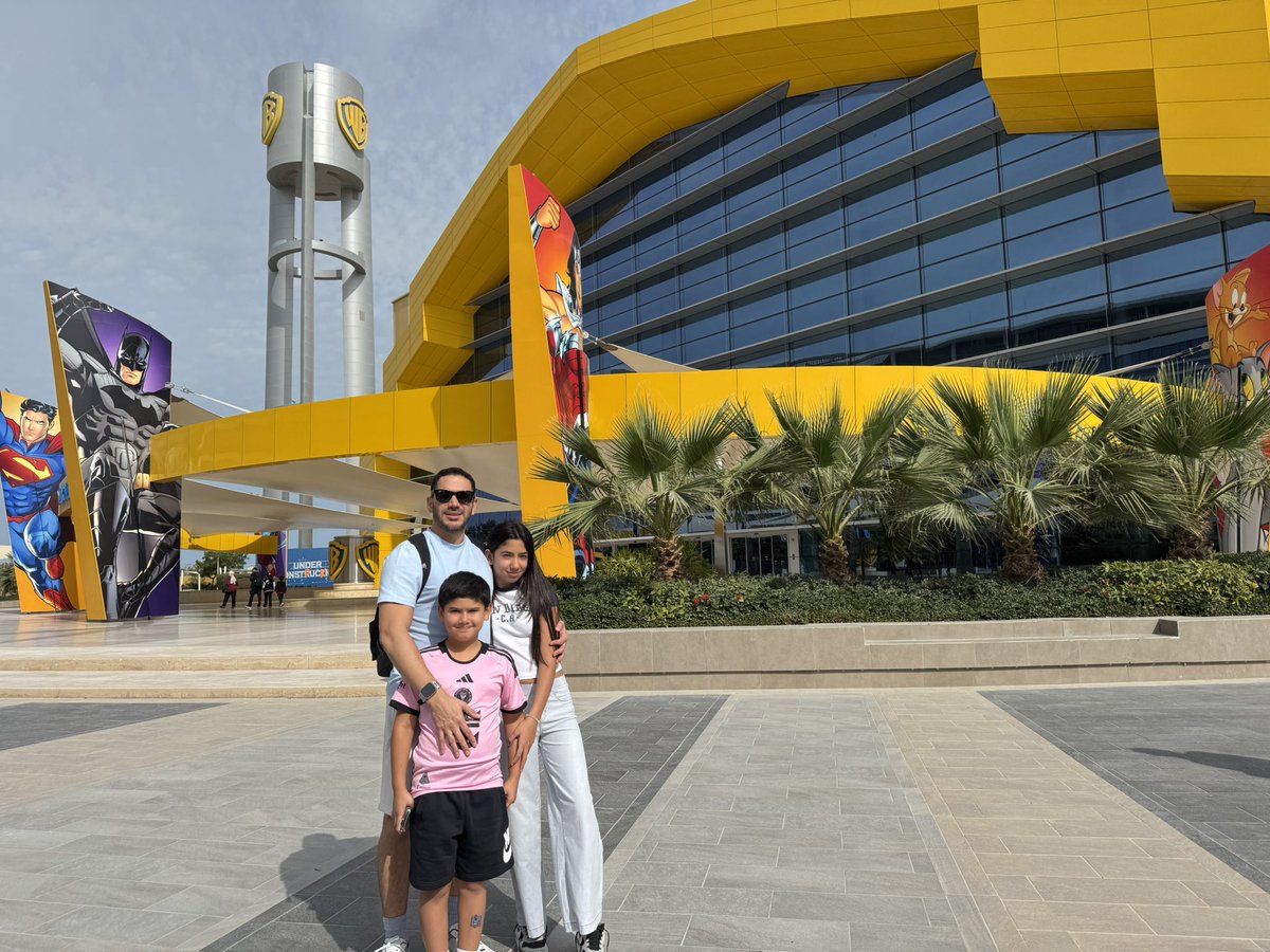 avillalobos0976's tweet photo. Este Día de San Valentín lo pasé con mis personas favoritas en Warner Bros. World Abu Dhabi! ❤️ Nada mejor que crear recuerdos y compartir risas juntos. #FamiliaPrimero #SanValentín #WBWorldAbuDhabi” https://t.co/i02b8w96ED