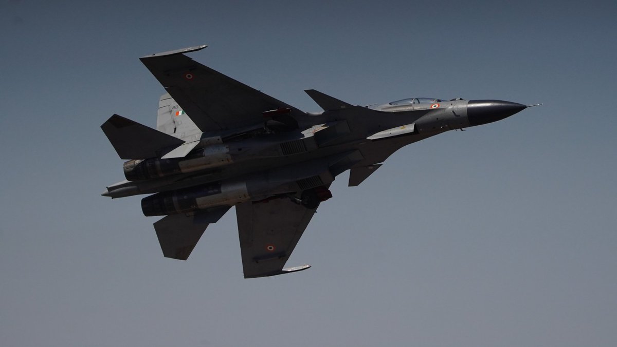 AeroIndiashow's tweet photo. Sky-high excitement on Day 5 at #AeroIndia2025! ✈️🔥

Witness the adrenaline-pumping aerial displays as aviation marvels dominate the skies!

#FlyingDisplay #AeroIndiaShow #AirPower #AatmanirbharDefence #AeroIndia https://t.co/yvA2rX8M6J