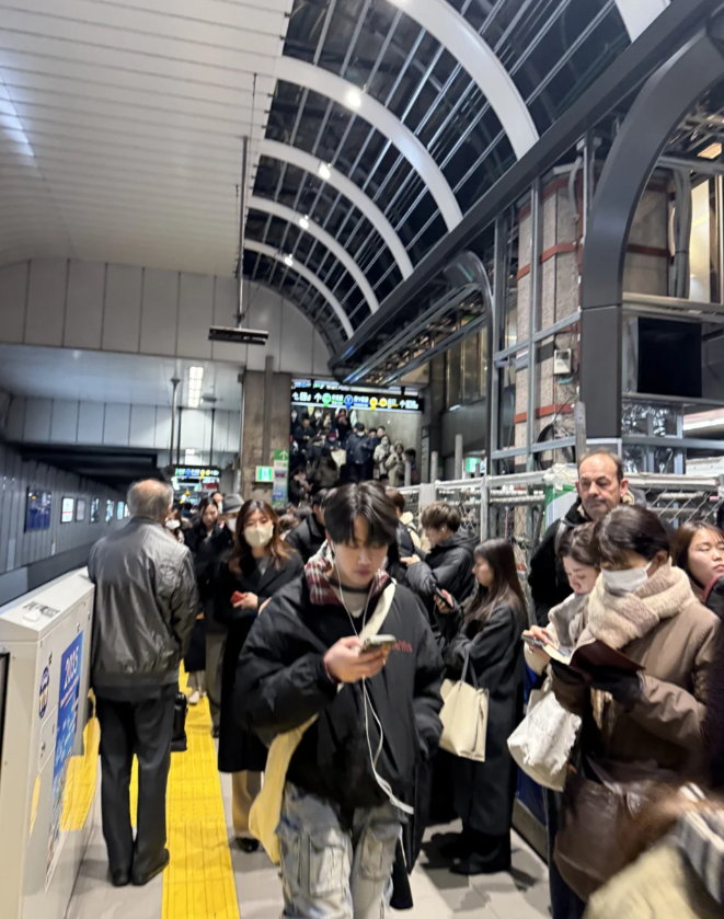 jkess38's tweet photo. 仕事が終わった後に行ってみようと思ったんですが、地下鉄の駅は人でいっぱいで、やはり人で賑やかな雰囲気でした。🎈👍
#地下鉄#ぶらぶら#大阪です https://t.co/Gy7b6gHq7l