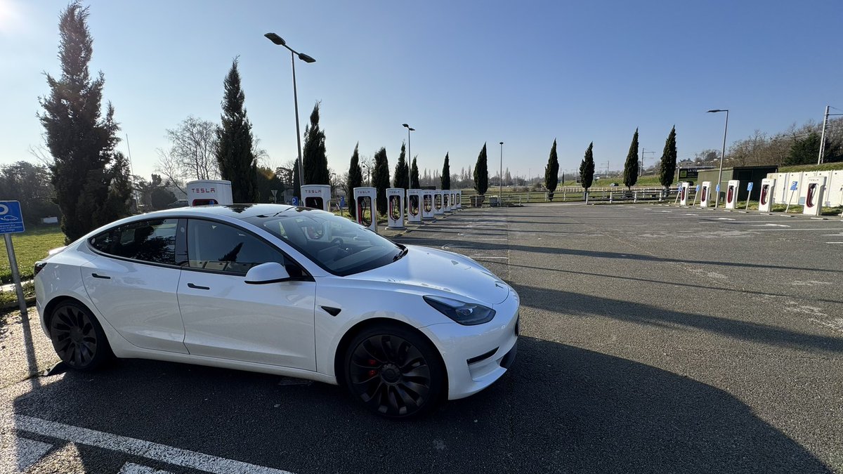 BlogTesla tweet media