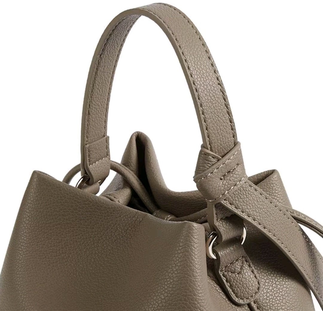 meilanapr's tweet photo. Beberapa tahun yang lalu, April adalah perempuan yg paling ga suka pake shoulder bag/hand bag, lihat temen seumuran pake, ngerasa kayak tante-tante wakk
But now, akulah tante-tante itu 😭🤣
Sekarang males pake Sling bag, kepanjangan🤣
Btw, ini cakep deh 🐣
https://t.co/tqrBcRS2eI https://t.co/EQ1V83LZj3