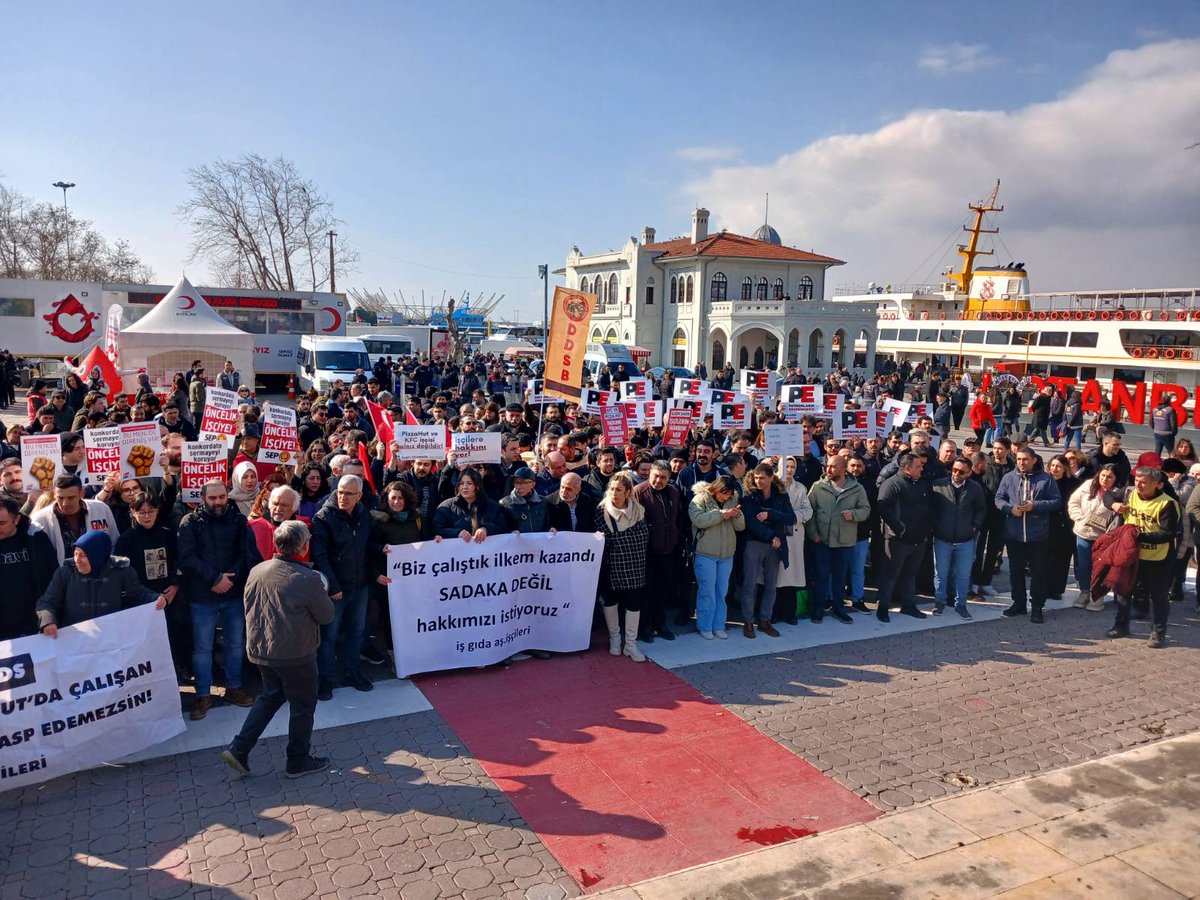 pensendeyiz's tweet photo. 📢KFC ve Pizza Hut işçileri: Karşımızda muhatap bulamıyoruz

İş Gıda A.Ş.’nin konkordato ilan etmesi üzerine binlerce KFC ve Pizza Hut işçileri emeklerinin karşılığını alabilmek için mücadele başlattı.

Ocak ayı maaşlarını alamayan ve bu süreçte işsiz kalan 3 işçi ile yaşananları konuştuk. 

Röportajın tamamını okumak için aşağıdaki linke tıklayabilirsiniz👇
https://t.co/dASfymiTXq