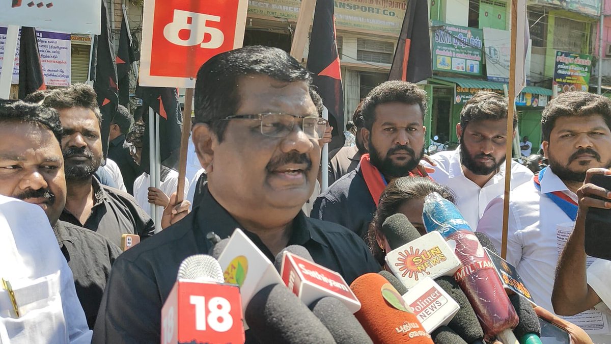 dvkperiyar's tweet photo. சேலம் மாவட்ட திராவிடர் விடுதலைக் கழகத்தின் ஒருங்கிணைப்பில்!

UGC விதிகளில் திருத்தம் செய்து மாநிலங்களின் கல்வி உரிமையை பறிக்கிற இட ஒதுக்கீட்டு உரிமையை பறிக்கிற ஒன்றிய பா.ஜ.க அரசைக் கண்டித்து 13.02.2025 அன்று காலை 10.00 மணியளவில் சேலம் கோட்டை மைதானத்தில் கண்டன ஆர்ப்பாட்டம் நடைபெற்றது.

இந்த ஆர்ப்பாட்டத்திற்கு திராவிடர் விடுதலைக் கழகத் தலைவர் தோழர் கொளத்தூர் மணி அவர்கள் தலைமை வகித்தார். 

சேலம் கிழக்கு மாவட்டத் தலைவர் க.சக்திவேல், மேற்கு மாவட்டத் தலைவர் சூரியகுமார், சேலம் கிழக்கு மாவட்டச் செயலாளர் டேவிட், மேற்கு மாவட்டச் செயலாளர் கோவிந்தராசு, தலைமைக் குழு உறுப்பினர்கள் காவை ஈசுவரன், அ.சக்திவேல், சேலம் மாவட்ட அமைப்பாளர் ஏற்காடு பெருமாள், சேலம் மாவட்ட அமைப்பாளர் முத்துமாணிக்கம், சேலம் மாவட்ட ஒருங்கிணைப்பாளர் கிருஷ்ணன், சேலம் மாவட்ட இளைஞர் அணி அமைப்பாளர் தங்கதுரை, சேலம் மாவட்ட மகளிர் அணி அமைப்பாளர் சுதா, சேலம் மாநகரச் செயலாளர் ஆனந்தி ஆகியோர் முன்னிலை வகித்தனர்.

கண்டன உரையாற்றிய தோழர்கள் விடுதலைச் சிறுத்தைகள் கட்சியின் வடக்கு மாவட்டச் செயலாளர் காஜாமைதீன், இந்திய கம்யூனிஸ்ட் கட்சியின் மாணவர் அணி பொறுப்பாளர் தினேஷ், திராவிட முன்னேற்றக் கழக சேலம் மாவட்ட இலக்கிய அணித் தலைவர் கோனூர் வைரமணி, த.மு.மு.க  மாநில செயற்குழு உறுப்பினர் சையத் சலாவுதீன், இந்திய யூனியன் முஸ்லிம் லீக் மாவட்ட அமைப்புச் செயலாளர் சுல்தான், ம.தி.மு.க மாநகரச் செயலாளர் அருள்மாது, தமிழ் புலிகள் கட்சி மத்திய மாவட்டச் செயலாளர் ராவணபிரபு, த.பெ.தி.க மாவட்டச் செயலாளர் தங்கராஜ், திராவிட இயக்கத் தமிழர் பேரவை மாவட்டச் செயலாளர்  சுந்தரவதனம், மக்கள் உரிமை பாதுகாப்பு இயக்கம் மாயன், தமிழ்தேச மக்கள் முன்னணி மாரியப்பன், புரட்சிகர இளைஞர் முன்னணி வின்சென்ட், சேலம் மாவட்ட அமைப்பாளர் நங்கவள்ளி அன்பு, சேலம் மாநகரத் தலைவர் பாலு, ஆத்தூர் நகரத் தலைவர் மகேந்திரன், சேலம் மாவட்ட இளைஞர் அணித் தலைவர் தேவபிரகாஷ் ஆகியோர் கண்டன உரையாற்றினார்கள்.

நிறைவாக கழகத் தலைவர் தோழர் கொளத்தூர் மணி அவர்கள் UGC வரைவு அறிக்கையின் புதிய நெறிமுறைகள் குறித்து விளக்க உரை நிகழ்த்தினார்கள்.

இறுதியாக சேலம் மாநகர அமைப்பாளர் தேவராஜ் அவர்கள் நன்றி கூற ஆர்ப்பாட்டம் நிறைவு பெற்றது.

இந்த ஆர்ப்பாட்டத்தில் திராவிடர் விடுதலைக் கழக தோழர்கள், பொறுப்பாளர்கள் மற்றும் தோழமை இயக்க தோழர்கள் 100 க்கும் மேற்பட்டோர் கலந்து கொண்டனர்.