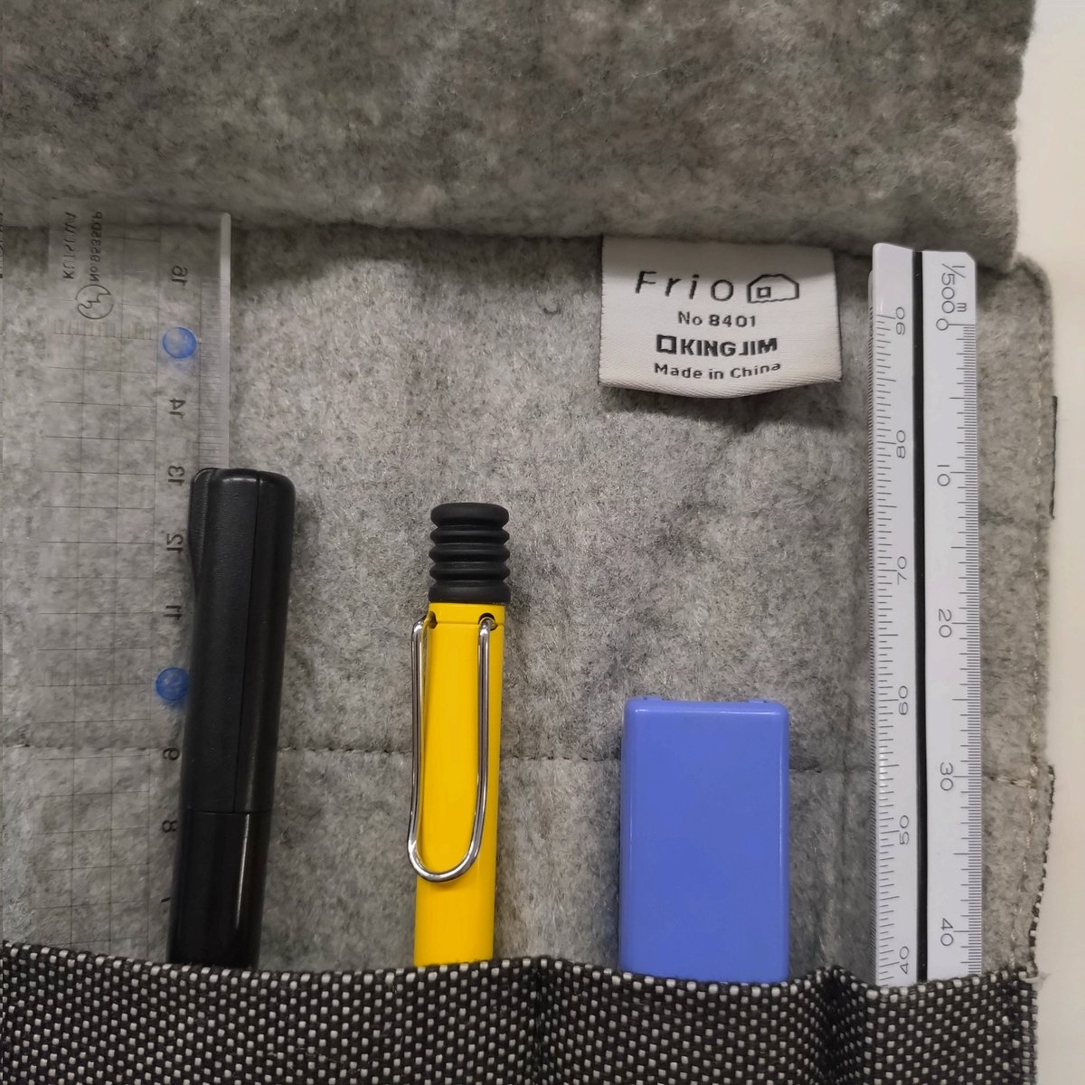 mira_stationery's tweet photo. #筆箱紹介
最近、眠っていた #LAMY #サファリ を起こしてきて、#ジェットストリーム リフィルを入れて使用しているという、本社G部マネージャーの筆箱( #フリオ #キングジム)
#graph1000 とか、使いこんでる感じが素敵です
#ドラパス の三角スケールなんかが入ってるのもこだわりを感じます🖊 https://t.co/CjDbF0pPuY
