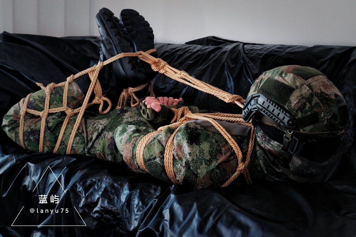 擒人节
当然是要擒只迷彩玩具了
<a href="/QiaoAann/">QiaoAann</a>
😉