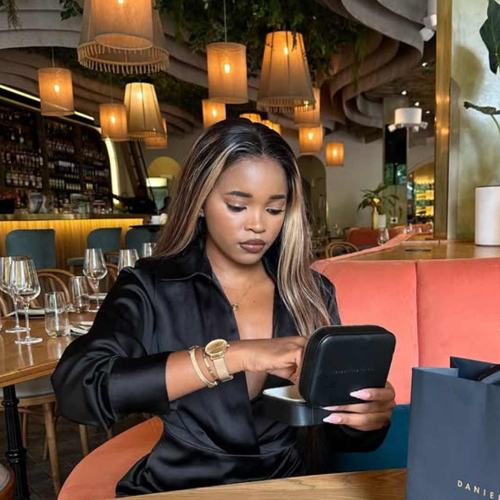 <a href="/officialtsatsii/">Tsatsii Wendy Madiba.</a>  my love,I am broken on your behalf for the loss of your mama,I know you going through so many emotions right now,take heart babe..We sunnies are with you through prayers..may mama's soul RIP..💔💔💔💔🕊🕊
#TsatsiiMadiba