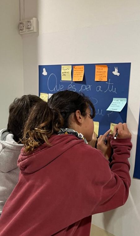 Fundperetarres's tweet photo. 🕊️ Els nostres #espaismigdia a les #escoles són grans oportunitats per treballar temes que van més enllà dels àpats saludables. Els #infants s'han aproximat al concepte de la #pau i han preparat un mural, i han après sobre #resolució de conflictes. 🧡 #EducarActuarTransformar https://t.co/di9SpxrW6V