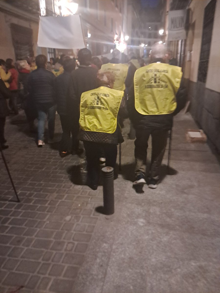 MacarraVK's tweet image. Ayer jueves. El centro de salud de Alameda es un sótano infecto con 40 años. Almeida digo a los vecinos que se haría uno nuevo en la antigua Ingobernable.  Ya va pa tres años y si te visto no me acuerdo. Incombustibles en su lucha