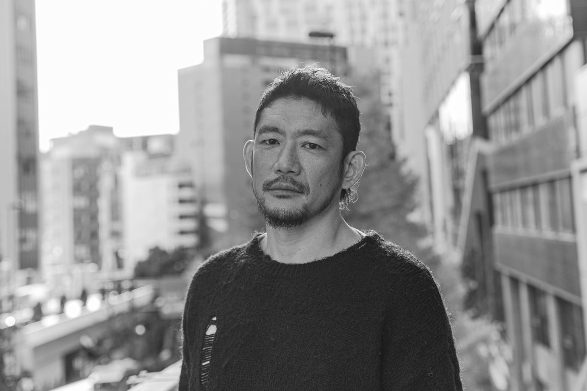YahooNewsTopics's tweet photo. 自然災害の被災地で支援活動を行うBRAHMANのボーカル、TOSHI-LOWさん。多くのBRAHMANのファンも被災地を訪れています。BRAHMANを休止しようとしていたところに東日本大震災が起き、今も支援活動を続けるのはなぜでしょうか。
（撮影：河邉有実莉）
https://t.co/gTraStAyt1 https://t.co/lVI6yzD17T