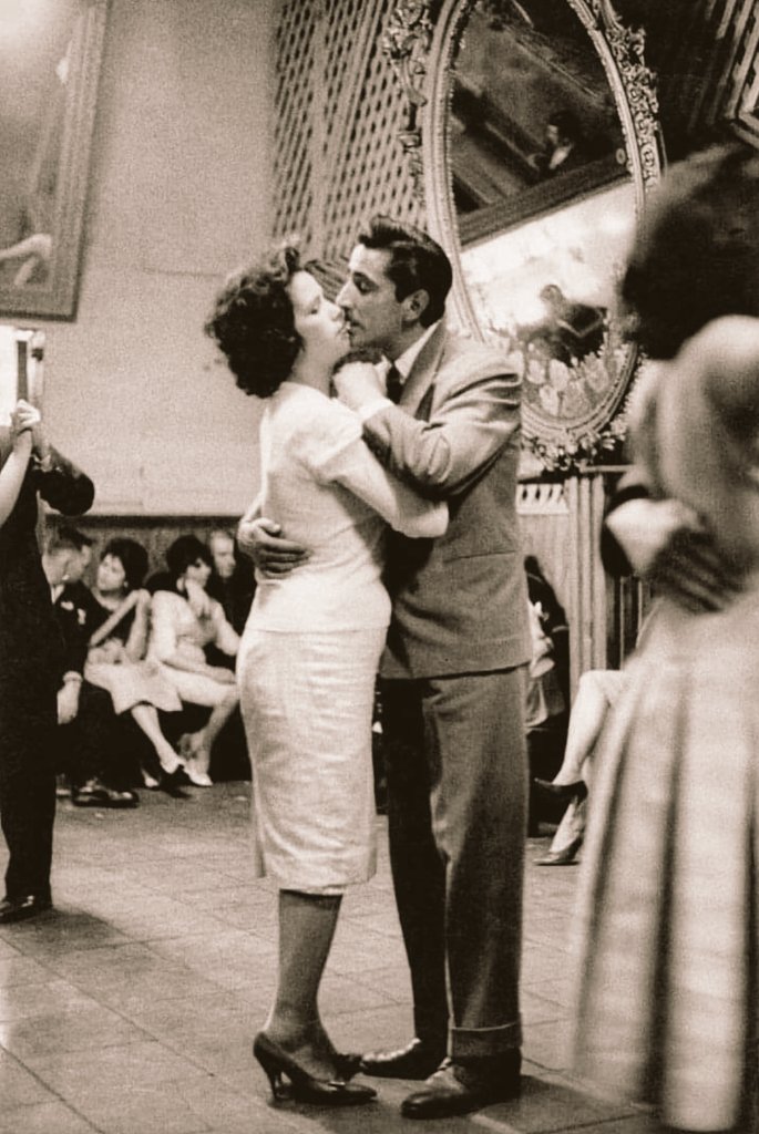 Viejostiempos9's tweet image. Buscando el amor en el Bar Los Siete Espejos (fotografía de Sergio Larraín)
#Valparaiso #Bohemia
