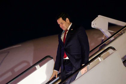 ciclbh2's tweet photo. 🔴#URGENTE
El avión que llevaba al secretario de Estado de EEUU Marco Rubio rumbo a Múnich, tuvo que regresar a Washington esta noche debido a una grieta en el parabrisas.
Abordó un 2° avión q sobrevuela el Atlántico rumbo a Alemania #MunichSecurityConference
#Munichterrorattack https://t.co/AN1yW5ceXw