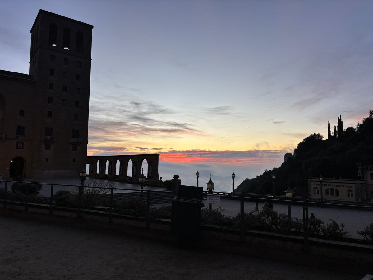 Des de #Montserrat, el nostre cor, JM Esquirol ens parla de l’ESCOLA de l’ànima, el lloc on cada TU vibra amb TU, fent batejar la #TUtopia, l’aliança d’un NOSALTRES, que creen SENTIT d’educar, el llindar vers un món nou.