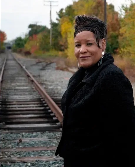 PCA Coffeehouse – Carolyn Waters: Carolyn Waters is a singer/songwriter who fuses blues/roots/folk into powerful and unique performances. dlvr.it/THz7YF