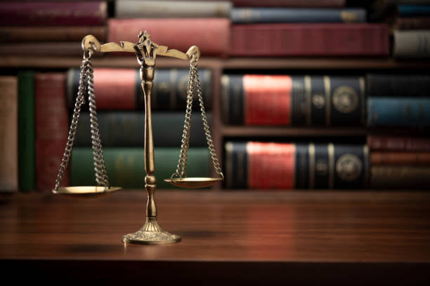 Kiracının haklı feshi durumunda *ev sahibinin* depozitoyu kesmesi yasal değildir, çünkü kiracı haklı sebeplerle fesih gerçekleştirmiştir ve taşınmazda herhangi bir zarar yoksa depozito iade edilmelidir. 
                  
Yargıtay 3. Hukuk Dairesi, Karar No:2018/12416